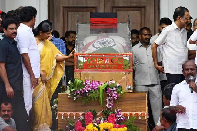 Madras High Court Allows Burial For Karunanidhi At Marina Beach - Sakshi