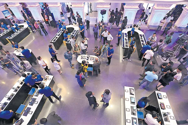 Samsung opens world's biggest store in Bengaluru - Sakshi