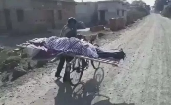 Boy Carries Dead Mother On Cycle After Neighbours Refuse To Help In Odisha - Sakshi