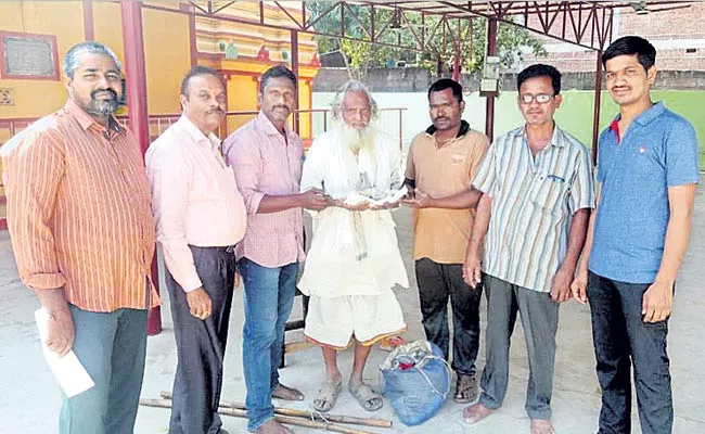Vizianagaram Beggar Donates Sixty Thousand For Temple Development - Sakshi