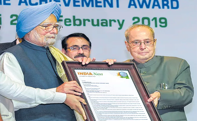 Pranab Presented The P V Narasimha Rao Lifetime Achievement Award To Manmohan Singh - Sakshi