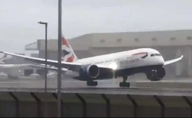 In London Flight Bounces While Landing And Pilot Handle It Carefully - Sakshi