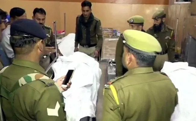 Jammu And Kashmir CRPF Jawan Killed 3 Colleagues Before Shooting Self - Sakshi