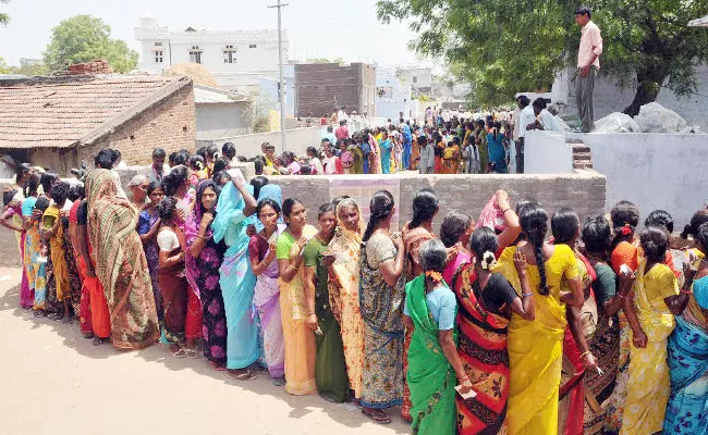 Women Voters Double in Visakhapatnam - Sakshi