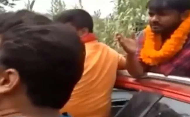 Locals Block Kanhaiya Kumar Convoy And Confront him on Bharat ke Tukde Tukde Slogan - Sakshi