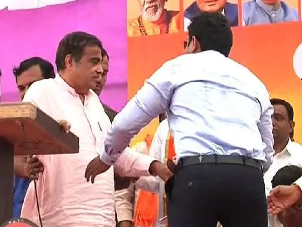 Union Minister Gadkari collapses midst of his speech in Maharashtra - Sakshi