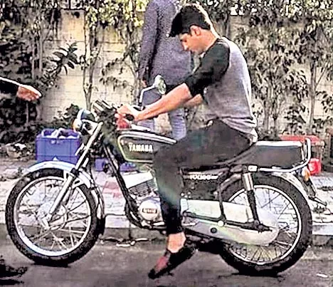 Sidharth Malhotra a bike ride with Kiara Advani on the streets of Chandigar - Sakshi