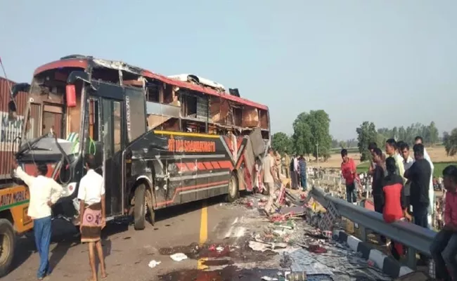 Bus rammed into a tractor trolley on Lucknow Agra expressway - Sakshi