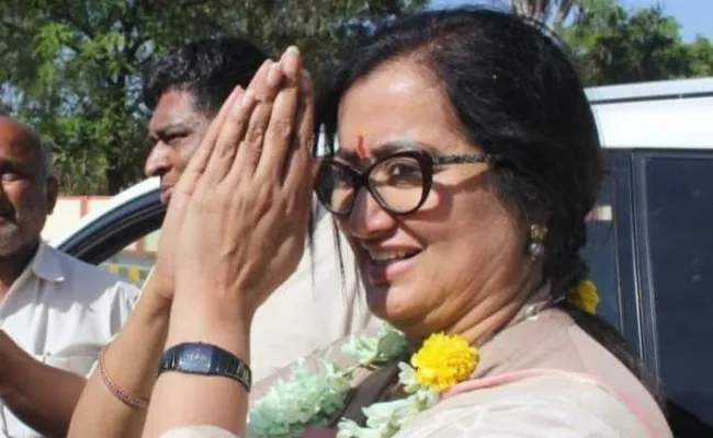 Sumalatha Won Mandya Constituency Karnataka - Sakshi