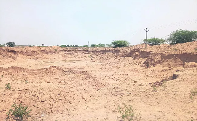 Sand Smuggling in Pamidi Penna Canal - Sakshi