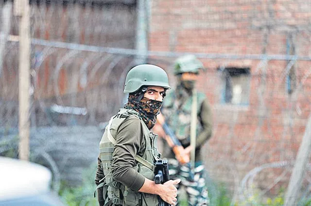 Five CRPF Jawans Killed in Fidayeen Attack in Jammu Kashmir - Sakshi