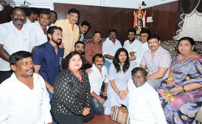 Vijayakanth Says No Politics In Nadigar Sangam Elections - Sakshi