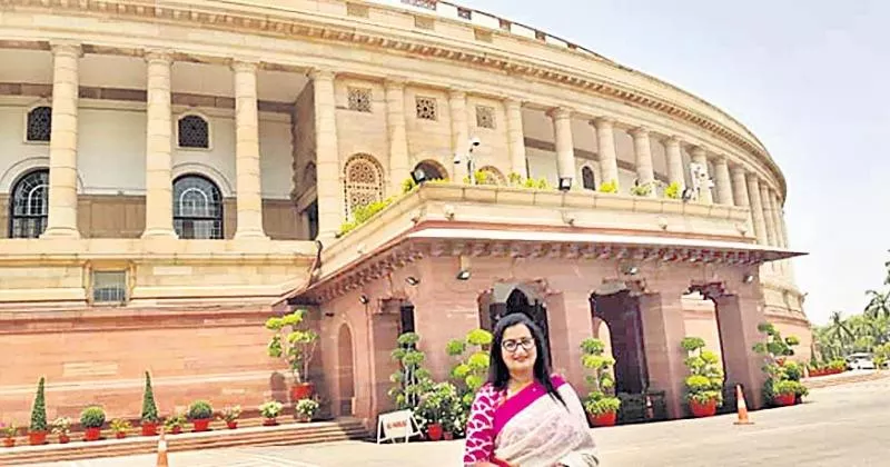 Sumalatha Ambareesh Poses For A Pic In Front Of Parliament - Sakshi