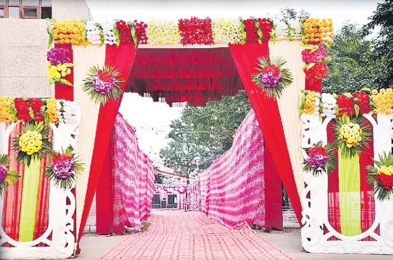 Delhi ready to stop big, fat weddings - Sakshi