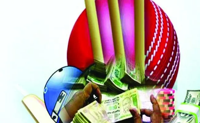 Police Arrested Cricket Betting Gang And Seized 5 lakhs In Srikakulam - Sakshi