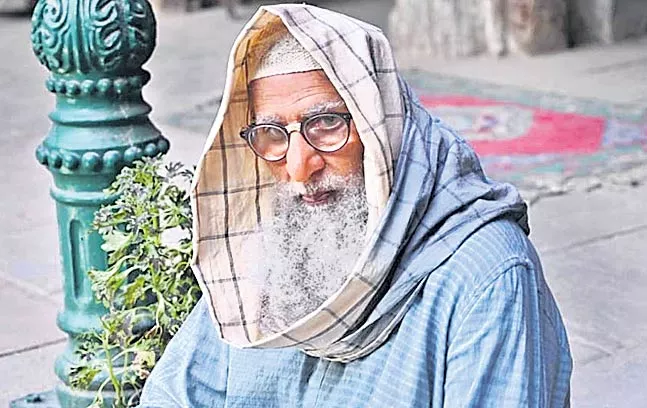 Amitabh Bachchan wraps up Shoojit Sircar Gulabo Sitabo - Sakshi