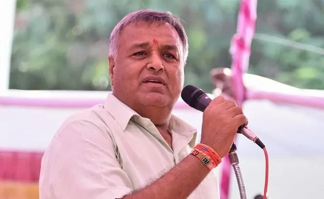 Gujarat court convicts former BJP MP Dinu Solanki for RTI activist Amit Jethwa murder - Sakshi