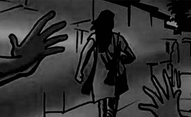 Police Detained Six Persons Of Eve Teasing A women In Vijayawada - Sakshi