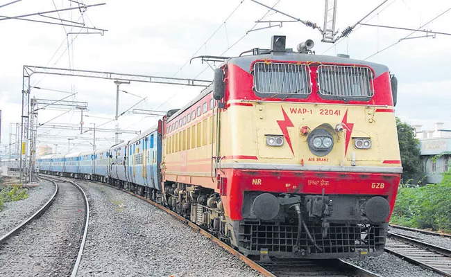 Kakinada to Secunderabad Special Train Between Rush Of Passengers - Sakshi