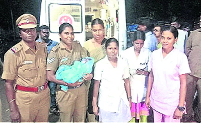 Woman Police Helps Pregnant Lady For Delivery In Chennai - Sakshi