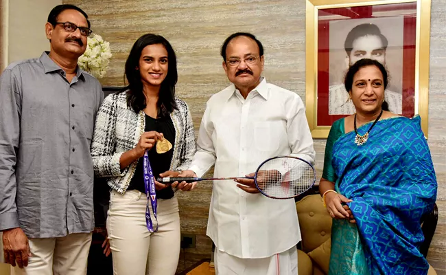 Badminton Star PV Sindhu Meets Vice President Venkaiah Naidu - Sakshi