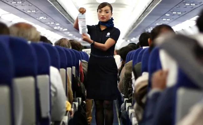 Air Hostess Writes Heartwarming Note for Deaf Passenger - Sakshi