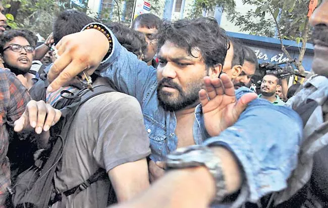 Union Minister Babul Supriyo heckled at Jadavpur University - Sakshi