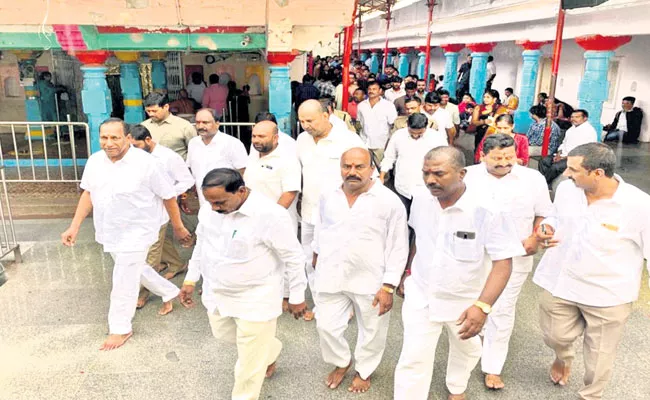 CH Malla Reddy Visits Chilkur Balaji Temple At Moinabad - Sakshi