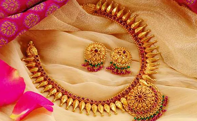 Drug Inspector Demanded A Gold Necklace As A Diwali Gift - Sakshi