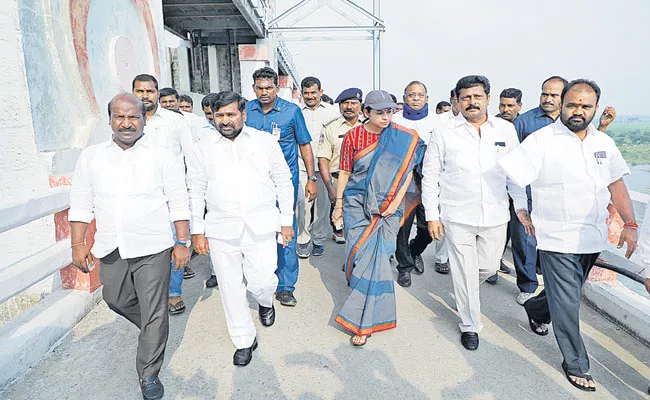 CM KCR Orders To Rectify The Gate Broken Situation At  Musi Project - Sakshi