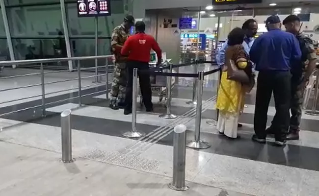 Passenger Agitation At Tirupati Airport About Spice Jet - Sakshi