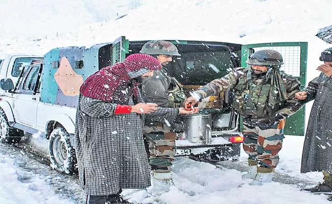 Army Soldiers Saved 350 People Who Stuck In Traffic Jam Due To Heavy Snow Fall - Sakshi