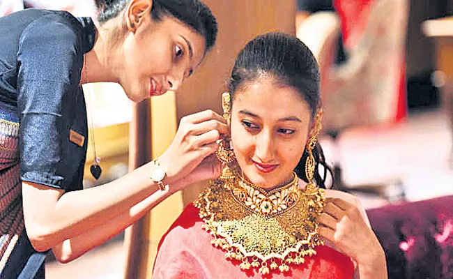 Analysts predict that the price of Gold will be strong in the long run - Sakshi