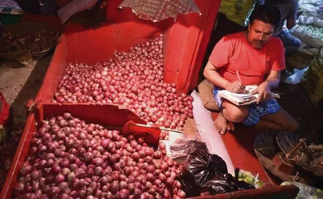 Onion Crisis Prices Steadily Getting Down - Sakshi