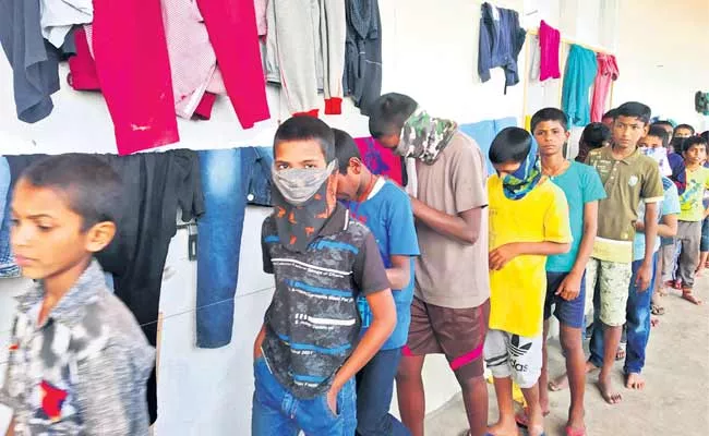 Siddipet Students Fall Sick In Gurukul School - Sakshi