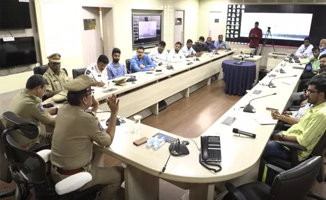 Hyderabad CP Anjani Kumar Held A Meeting With Cab Providers - Sakshi