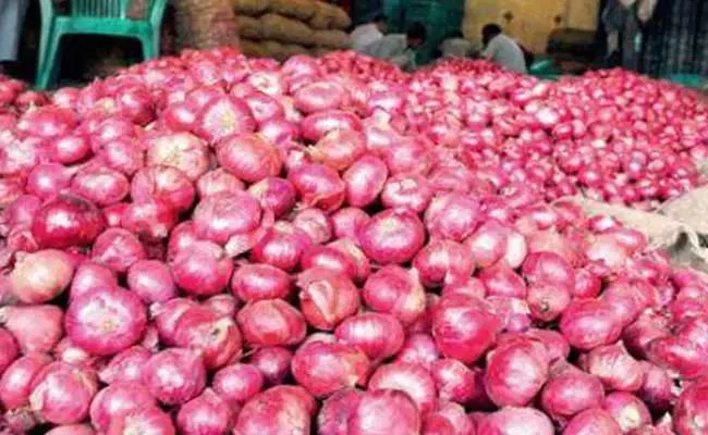 Onion Price Reaches Rs 170 In Telangana Due To Less Quantity - Sakshi