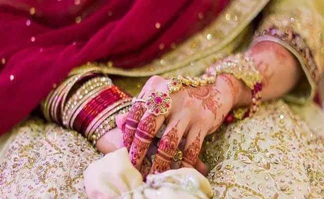 UP Bride Married Herself A New Man After Baarat Arrives Late - Sakshi