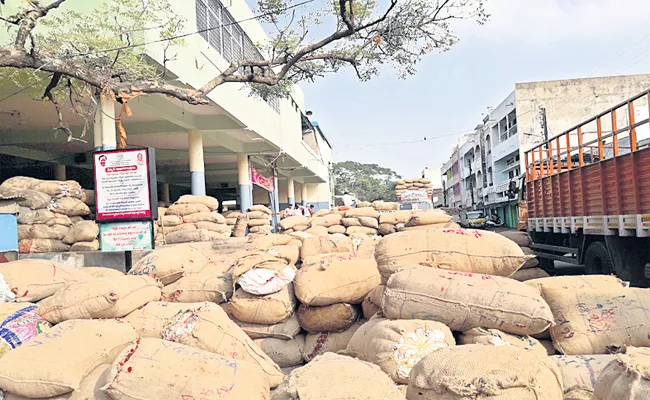 Mirchi Price Hikes in Malakpet Market Hyderabad - Sakshi