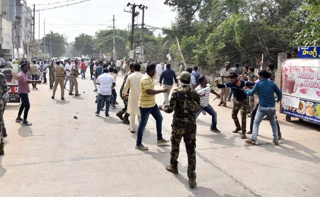 Janasena Activists Attack On Dwarampudi Chandra Sekhar Reddy Residence - Sakshi