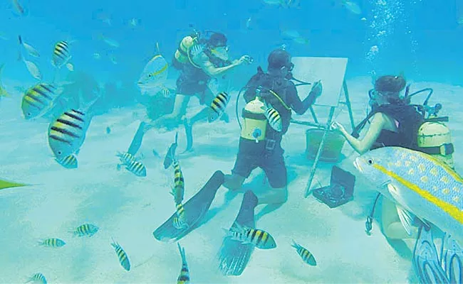 Cuban Artist Sketches Under The Sea Among Fish And Coral Reefs - Sakshi