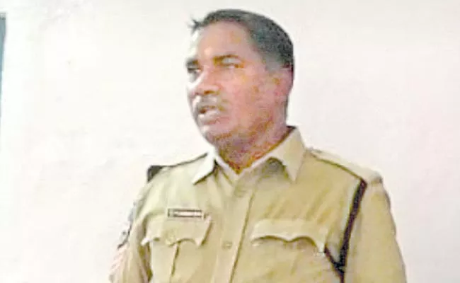 Head Constable Suicide At Kamareddy District - Sakshi