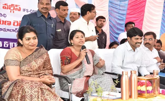 Smita Sabharwal Talks In Palle Pragathi Programme In Nizamabad - Sakshi