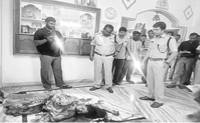 Padmavathi Murder Case Reveals Vijayawada Police - Sakshi