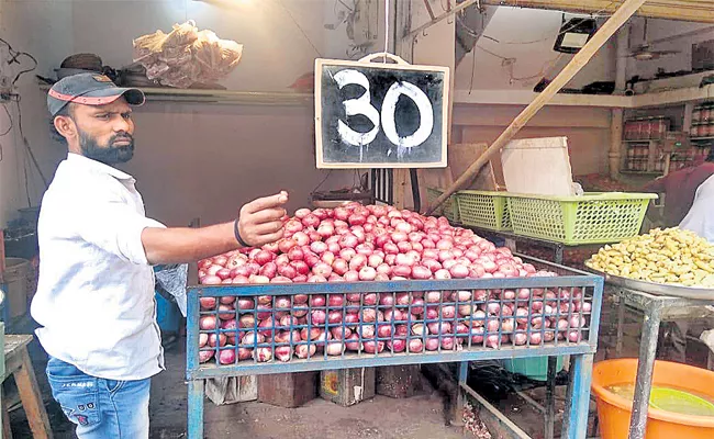 Onion Prices Down in Hyderabad - Sakshi