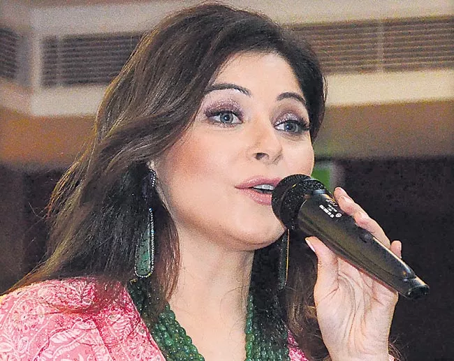 Singer Kanika Kapoor tests positive on coronavirus - Sakshi