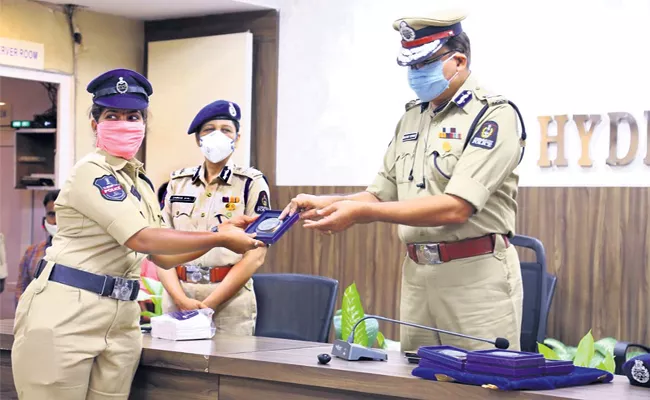 Hyderabad Kothwal Anjani Kumar Honored Best Police With Memos - Sakshi