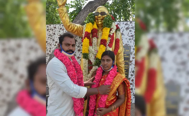 karunanidhi Fan Marriage in front of karunanidhi Statue in Tamil nadu - Sakshi