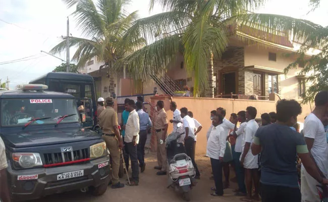Attack On Son In Law Family With Swords At Raichur - Sakshi