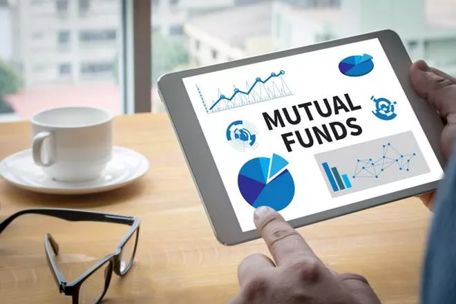 Mutual fund industry AUM falls 8 pc to Rs 25 lakh cr in Jun qtr  - Sakshi